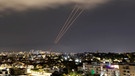 Der Iran hat in der Nacht seine Drohung wahrgemacht und Israel mit hunderten Drohnen und Raketen angegriffen. Fast alle wurden aber vom israelischen Verteidigungssystem abgefangen. | Bild: BR