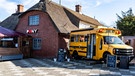 Ein alter amerikanischer Schulbus steht als Ausschank neben der Gaststätte "Pony" in der Straße Strönwai im Zentrum von Kampen. | Bild: picture alliance/dpa/Axel Heimken