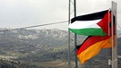 Archivbild: Die deutsche und die palästinensische Flagge wehen in Jalazoon (Palästinensisches Autonomiegebiet) | Bild: picture-alliance/ dpa | Rainer Jensen