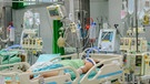 Intensivstation in einem Krankenhaus mit vielen Geräten. | Bild: stock.adobe.com/Rungruedee
