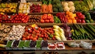 ARCHIV (26.03.2024): Auslage in einer Bauernmarkthalle mit Obst, Salat und Gemüse | Bild: picture alliance / imageBROKER | Michael Weber