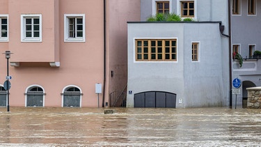 06.06.2024, Bayern, Passau: Teile der Altstadt sind vom Hochwasser der Donau überschwemmt. (zu dpa: «Hochwasserlage bleibt angespannt - Erneut Regen erwartet») Foto: Armin Weigel/dpa +++ dpa-Bildfunk +++ | Bild: dpa-Bildfunk/Armin Weigel