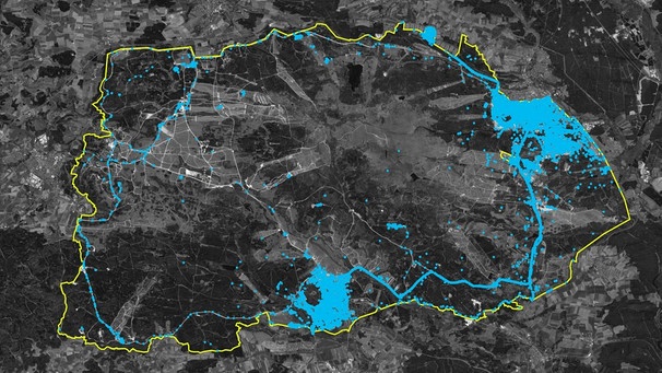 Das Bild zeigt die Umrisse des Nato-Truppenübungsplatzes in Grafenwöhr in der Oberpfalz. Darauf befinden sich blaue Punkte: 200.000 einzelne Standortdaten von potentiell sicherheitsrelevanten Personen. | Bild: MapTiler/OpenStreetMap/Katharina Brunner