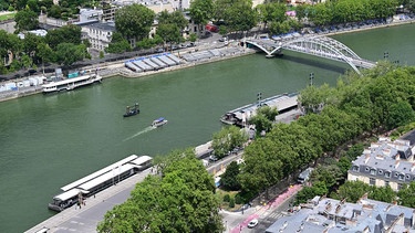 Vor den Olympischen Sommerspielen, Olympia Paris 2024, Blick vom Eiffelturm auf die Seine. | Bild: dpa-Bildfunk/Sina Schuldt