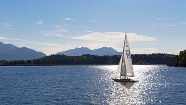 Segelboot auf dem Chiemsee | Bild: picture alliance / imageBROKER | Martin Siepmann