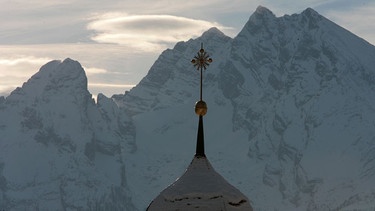 Symbolbild: Der Kirchturm der Auerkirche in Oberau vor der Kulisse des Watzmanns | Bild: picture-alliance/ dpa | Frank Leonhardt