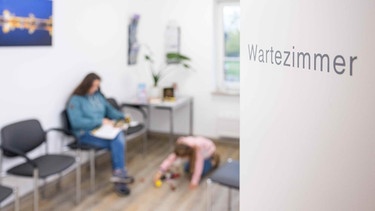 Symbolbild: Wartezimmer beim Hausarzt | Bild: picture alliance / dpa-tmn | Benjamin Nolte