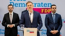 Christian Lindner (FDP, M), scheidender Bundesminister der Finanzen und FDP-Bundesvorsitzender, äußert sich in der FDP-Parteizentrale bei einer Pressekonferenz. Im Hintergrund stehen Marco Buschmann (FDP, l), scheidender Bundesminister der Justiz, und Bijan Djir-Sarai, FDP-Generalsekretär. | Bild: picture alliance/dpa | Christoph Soeder