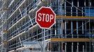 Ein Stoppschild steht auf der Baustelle eines Neubaus. | Bild: picture alliance/dpa | Sven Hoppe