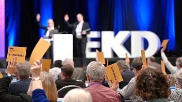 Delegierte der Synode der Evangelischen Kirche in Deutschland (EKD) in Würzburg stimmen am im Plenum über Kirchengesetze ab. | Bild: picture alliance / epd-bild | Heike Lyding