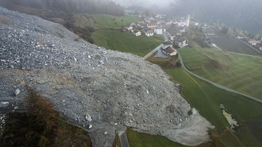 Blick auf Brienz, am 12. November 2024, in Brienz-Brinzauls: 1,2 Millionen Kubikmeter Felsschutt drohen abzugleiten. | Bild: picture alliance/KEYSTONE | GIAN EHRENZELLER