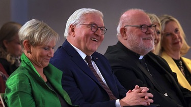 Bundespräsident Frank-Walter Steinmeier würdigt beim Festakt am Donnerstag in München den christlichen Fernsehkommentar. | Bild: picture alliance/dpa | Karl-Josef Hildenbrand