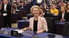 Ursula von der Leyen (CDU), Präsidentin der Europäischen Kommission, reagiert im EU-Parlament auf die Abstimmung. | Bild: picture alliance/dpa | Philipp von Ditfurth