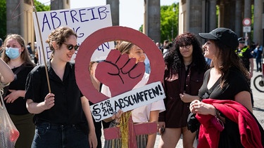 (Archivbild) Befürworterinnen des Rechts auf Abtreibung demonstrieren auf dem Pariser Platz vor dem Brandenburger Tor im Bezirk Mitte. | Bild: picture alliance / SZ Photo | Olaf Schülke