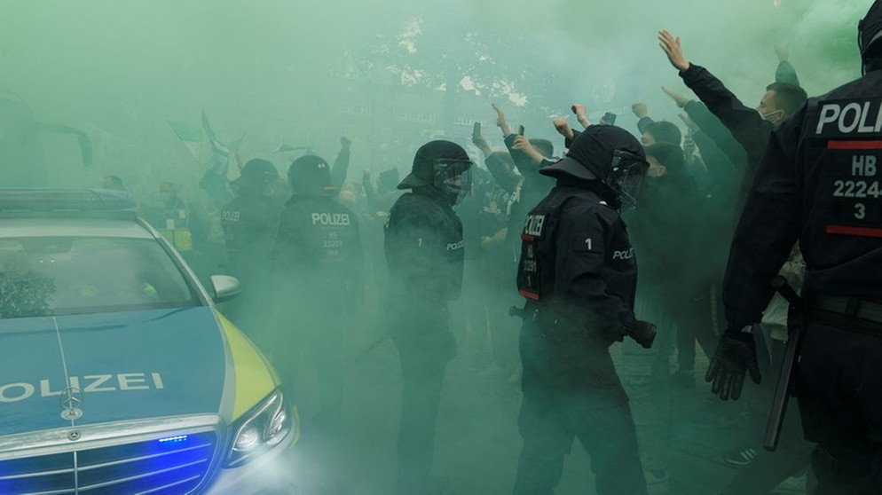 Archivbild: Polizei im Einsatz am Rande des Spiels Werder Bremen gegen Borussia Mönchengladbach | Bild: REUTERS/Fabian Bimmer