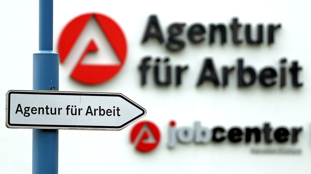 08.04.2014, Sachsen-Anhalt, Sangerhausen: Ein Schild weist den Weg zur Agentur für Arbeit. (Symbolbild) | Bild: dpa-Bildfunk/Jan Woitas