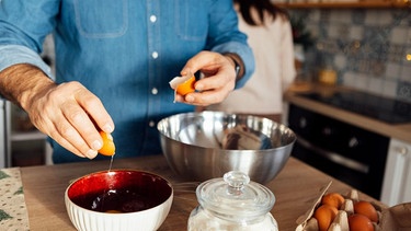 Symbolbild: Mann beim Kochen  | Bild: picture alliance / Zoonar | Dasha Petrenko