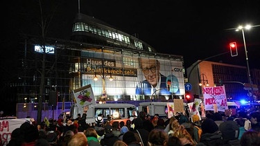 Vor der CDU-Parteizentrale in Berlin haben am Abend mehrere hundert Menschen gegen das gemeinsame Abstimmen von Union und AfD für eine schärfere Migrationspolitik im Bundestag demonstriert.  | Bild: REUTERS/Annegret Hilse