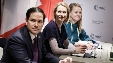 EU-Außenbeauftragte Kaja Kallas (m.) neben US-Außenminister Marco Rubio (l.) bei der Münchner Sicherheitskonferenz | Bild:  RONALD WITTEK/Pool via REUTERS