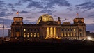 Das Reichstagsgebäude in Berlin in der Dämmerung (Symbolbild) | Bild: pa/dpa/Jörg Carstensen