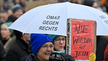 Demos gegen Rechtsextremismus im Vorfeld der Bundestagswahl | Bild: dpa-Bildfunk/Uwe Lein