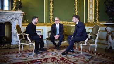 Selenskyj, Starmer und Macron bei ihrem Treffen in London.  | Bild: picture alliance / newscom | Ukrainian Presidential Press Off