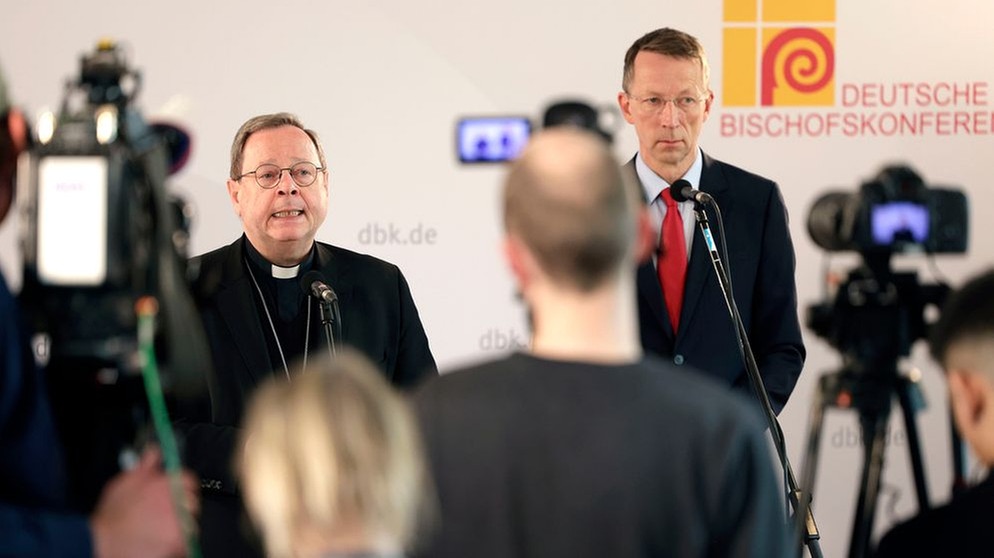 Der DBK-Vorsitzende Georg Bätzing (links) bei der Pressekonferenz zur Frühjahrs-Vollversammlung der Deutschen Bischofskonferenz. | Bild: picture alliance / Geisler-Fotopress | Peter Back/Geisler-Fotopress