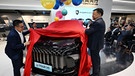 Manager der chinesischen Dongfeng Liuzhou Motor Co. Ltd. enthüllen ein neues Fahrzeug der Marke Forthing beim Pressetag IAA Mobility. | Bild: dpa/pa/Martin Schutt