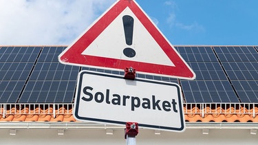 Schild Solarpaket. | Bild: picture alliance/Torsten Sukrow/SULUPRESS.DE