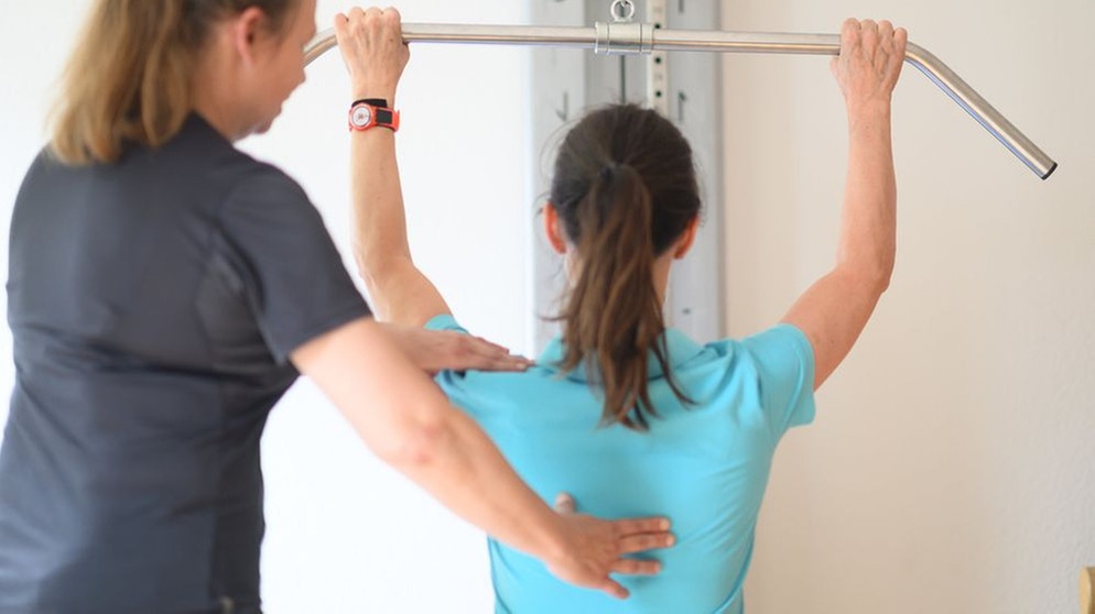 Krankengymnastik für den Schulterbereich wird in einer Physiotherapie durchgeführt. | Bild: dpa-Bildfunk/Robert Michael