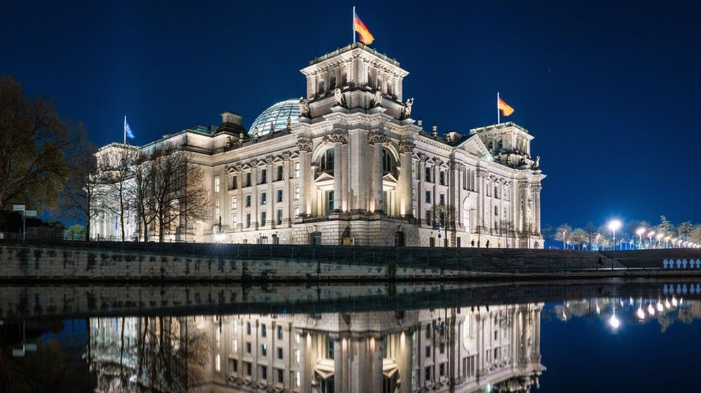 Der Reichstag am Spreeufer in Berlin bei Nacht (Archivbild) | Bild: picture alliance / | Daniel Kalker