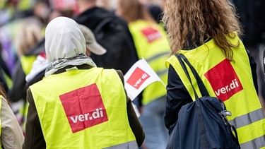 Zwei Frauen mit Verdi-Westen nehmen an einem Warnstreik teilnehmen. | Bild: dpa-Bildfunk/Fabian Sommer