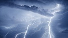 Dunkelblauer Himmel mit heftigen Blitzen | Bild: stock.adobe.com/Albert