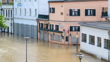 , Passau: Teile der Altstadt sind vom Hochwasser der Donau überschwemmt. | Bild: Armin Weigel / dpa-Bildfunk