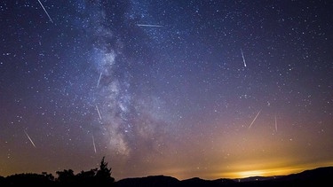 Zum Höhepunkt eines Sternschnuppen-Regens flitzen besonders viele Meteore über den Nachthimmel. Einen der schönsten Meteorschauer bilden die Perseiden mit dem Höhepunkt am 12. August.  | Bild: imago/ZUMA Press