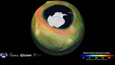 Das größte und tiefste Ozonloch befindet sich über der Antarktis. Seit Anfang der 2020er-Jahre wird es kleiner.  | Bild: picture alliance/dpa/Copernicus Atmosphere Monitoring Service, ECMWF