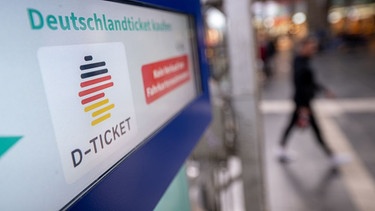 Ein Hinweis für das Deutschlandticket auf einem Fahrkartenautomaten | Bild: dpa-Bildfunk/Sebastian Gollnow