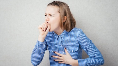 (Symbolbild) Frau hustet in die Hand | Bild: colourbox.com 