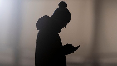 Symbolbild: Frau schaut aufs Handy | Bild: dpa-Bildfunk/Sebastian Kahnert