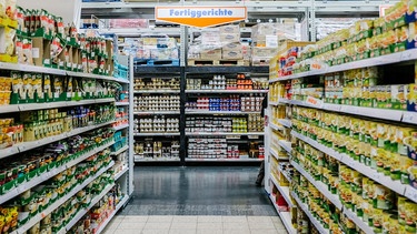 Regale mit Fertiggerichten in einem Supermarkt (Symbolbild) | Bild: BR/Johanna Schlüter