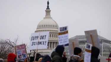 Menschen nehmen am 19. Februar 2025 in der Nähe des US-Kapitols an einer Kundgebung gegen den 90-tägigen Finanzierungsstopp und die Stellenkürzungen bei Gesundheitsbehörden in Washington, DC, teil. | Bild: picture alliance / NurPhoto