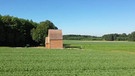 An einem 120 Kilometer langen Radweg im Donautal bei Dillingen liegen sieben besondere Kapellen: modern, schlicht und aus Holz gebaut. Ein besonderes Erlebnis für Gläubige, aber auch für Menschen, die sich von der Kirche bereits entfernt haben. | Bild: Bayerischer Rundfunk 2021