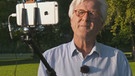 Landesbischof Heinrich Bedford-Strohm bei der Aufzeichnung seiner Videobotschaft im Englischen Garten.  | Bild: BR