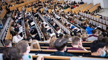 Studierende sitzen in einem Hörsaal. Bildungsforscher kritisieren Hochschul-Rankings als nicht aussagekräftig. | Bild: dpa-Bildfunk/Sina Schuldt