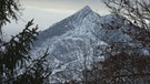 Besinnliche Wanderung mit Blick auf die Alpspitze.  | Bild: BR