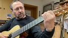 Gitarrenbauer Hermann Hauser aus dem niederbayerischen Reisbach glaubt an die Qualität von mondgeschlagenem Holz.  | Bild: BR