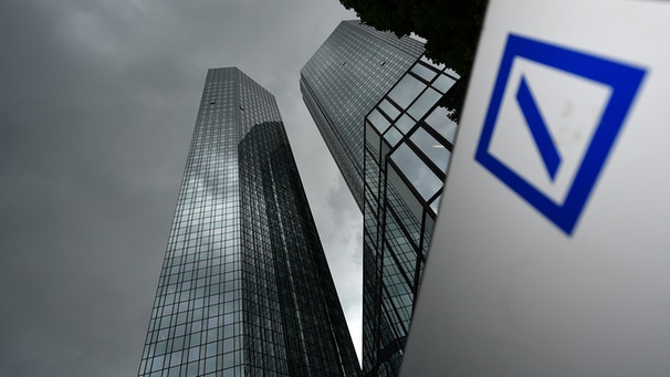 Dunkle Wolken über Zentrale der Deutschen Bank  | Bild: picture-alliance/dpa