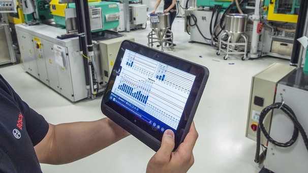 Mitarbeiter der Autoindustrie mit Tablet | Bild: picture-alliance/dpa