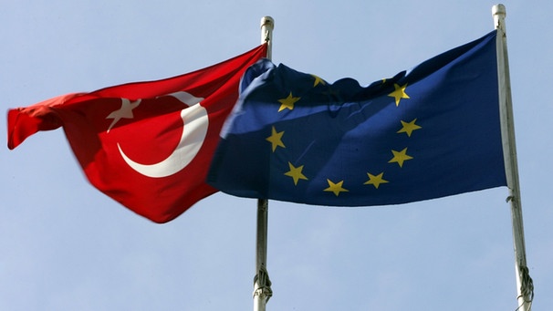 Türkische und deutsche Flagge | Bild: picture-alliance/dpa