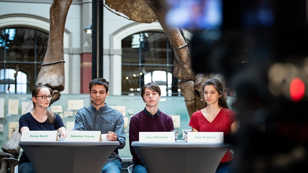 08.04.2019, Berlin: Die Klima-Aktivisten Svenja Kannt (l-r), Sebastian Grieme, Linus Steinmetz und Sana Strahinjic stellen bei einer Pressekonferenz im Sauriersaal des Museums für Naturkunde die konkreten Forderungen der deutschen Bewegung von Fridays For Future vor. Seit einigen Monaten streiken Schüler, Studenten und Auszubildende jeden Freitag bundesweit für besseren Klimaschutz. Foto: Bernd von Jutrczenka/dpa +++ dpa-Bildfunk +++ | Bild: dpa-Bildfunk/Bernd von Jutrczenka